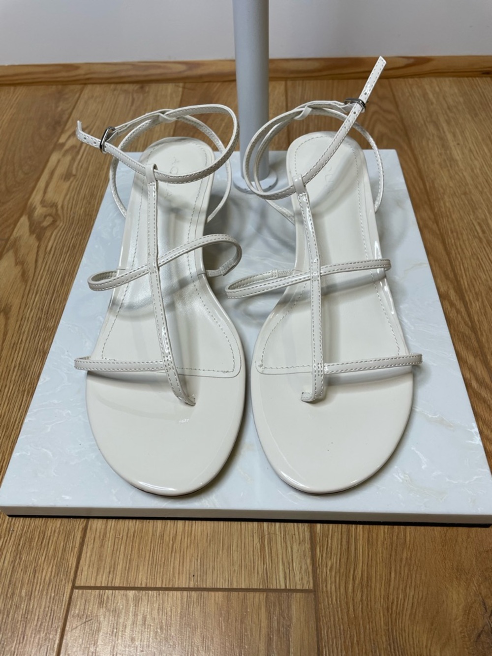 AQUA Tomas Strappy Sandals – Bone Patent | Size 10